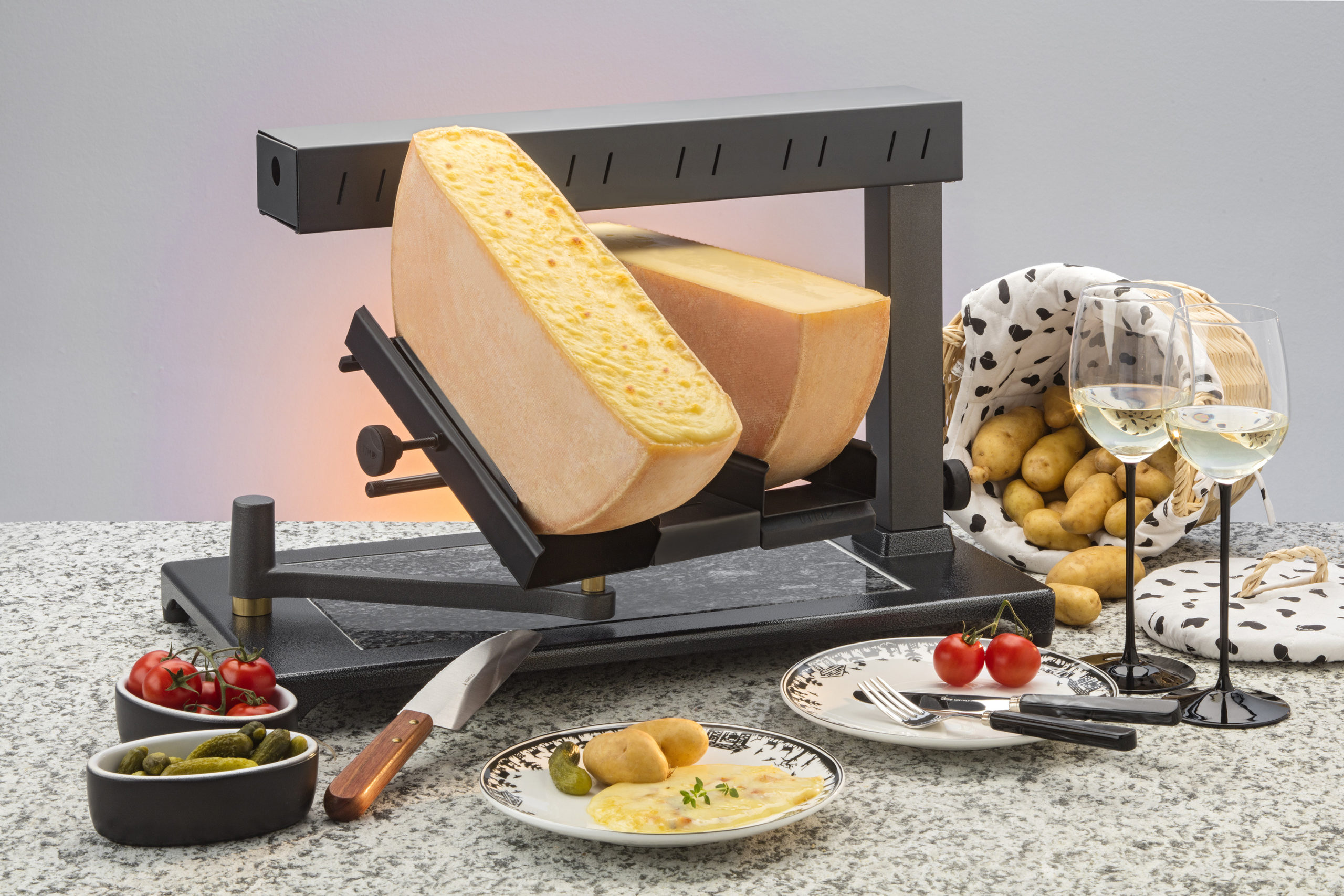 Raclette machine for round or square raclette wheels